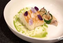 Ντελικάτος Μπακαλιάρος συνοδευόμενος από Πουρέ Κρεμμυδιού και μια θεσπέσια Σάλτσα