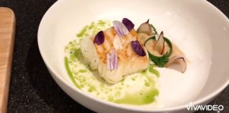 Ντελικάτος Μπακαλιάρος συνοδευόμενος από Πουρέ Κρεμμυδιού και μια θεσπέσια Σάλτσα