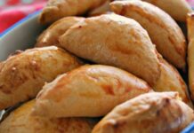 Τυροπιτάκια με σπιτική ζύμη